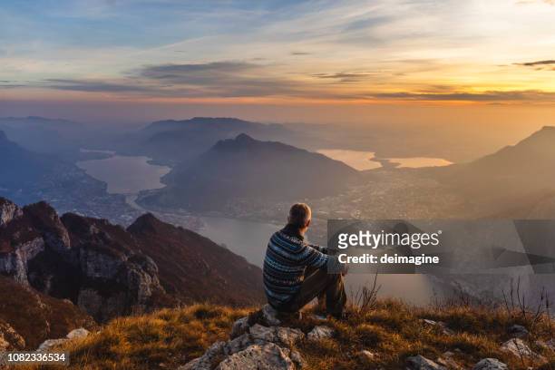 mann-wanderer-solo auf dem berg während der goldenen stunde - goldene stunde stock-fotos und bilder