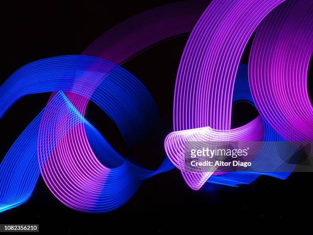 blue and purple circle lines. light painting. conceptual nature - light painting stockfoto's en -beelden
