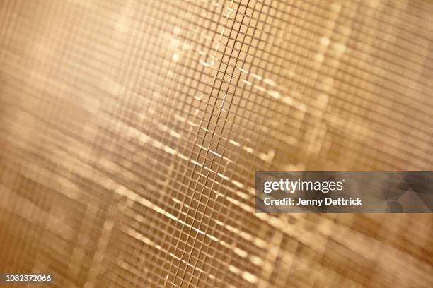 gold screen - tulle photos et images de collection