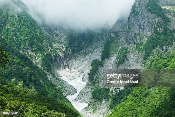 glacier on sheer lush high mountains in summer - gunma prefecture imagens e fotografias de stock