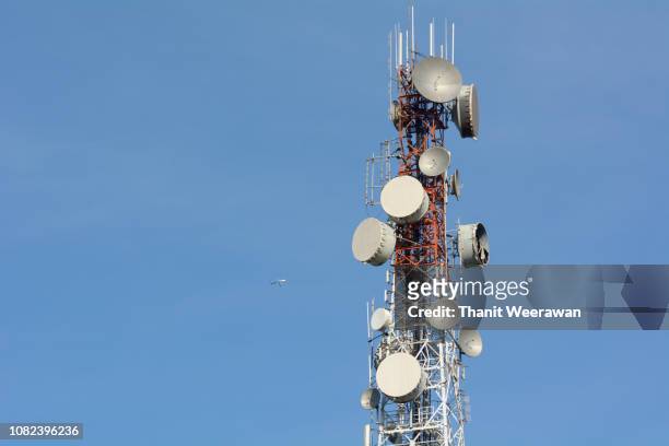 phone transmitter antenna on blue sky - 5g mobile stock-fotos und bilder