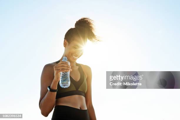 la vestibilità si sente così bene - bottle water sport foto e immagini stock