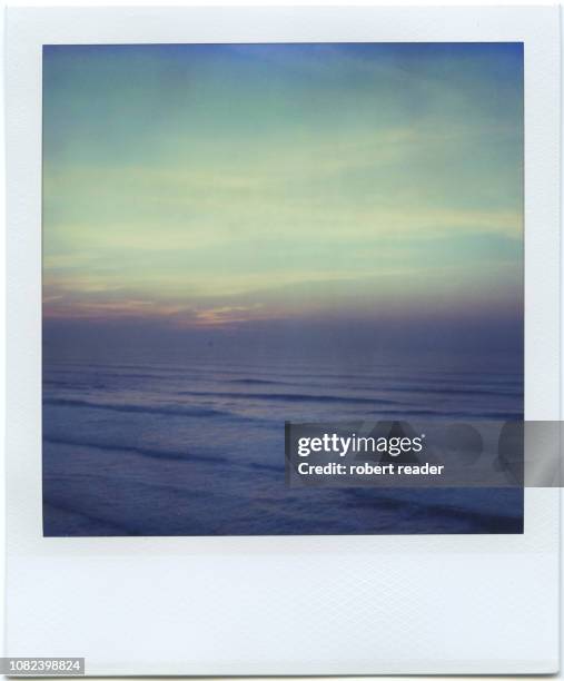 polaroid of waves at sunset - transfert de photo instantanée photos et images de collection