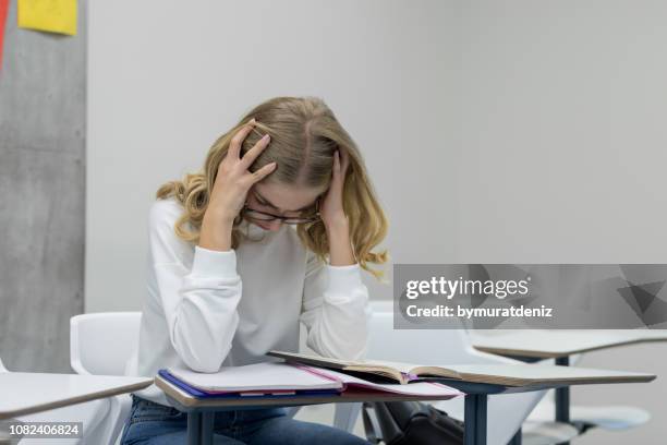 gefrustreerd student proberen te begrijpen - turkey school stockfoto's en -beelden