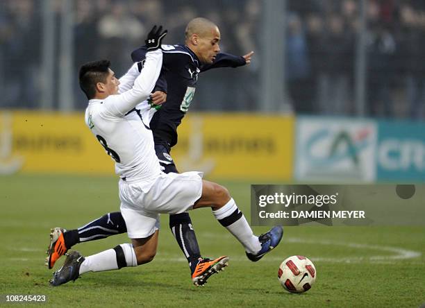 Angers' Argentinian midfielder Diego Gomez fights for the ball with Bordeaux' Brazilian midfielder Geraldo Wendel during the French Cup football...