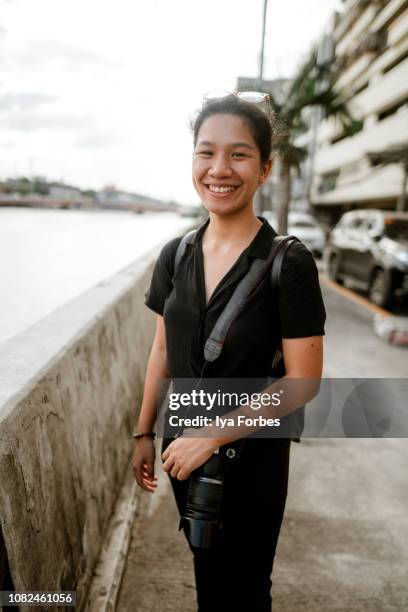 young filipino student photojournalist in the streets - philippinische kultur stock-fotos und bilder