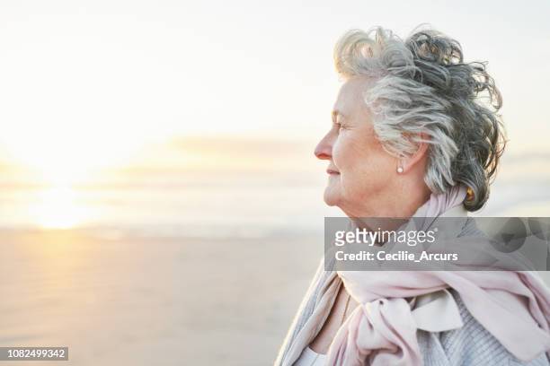 the sunset years - só uma mulher idosa imagens e fotografias de stock