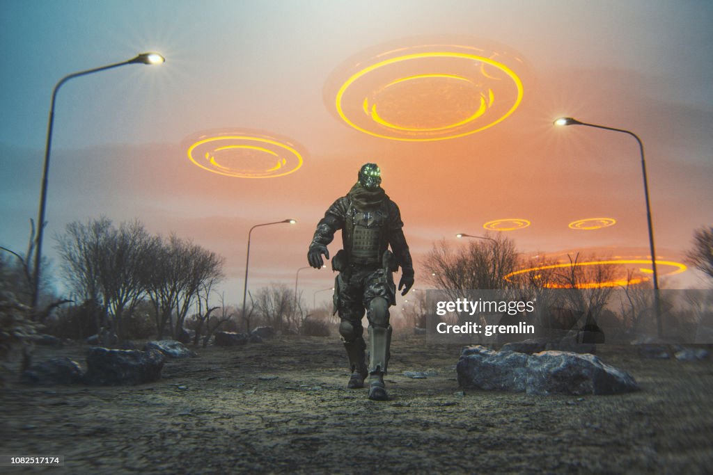 Cyborg futurista caminando en el desierto con el vuelo de ovnis