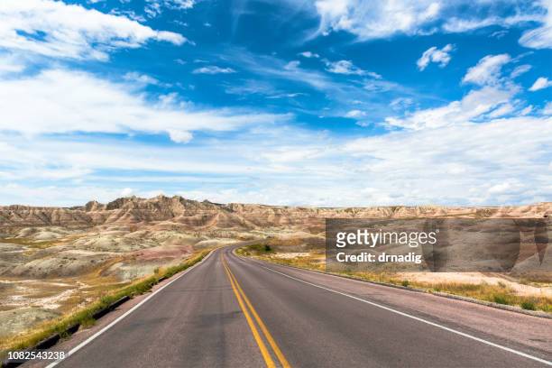 main highway genom badlands nationalpark i south dakota, usa - badlands national park bildbanksfoton och bilder