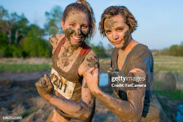 schlamm-rennen - mud run stock-fotos und bilder