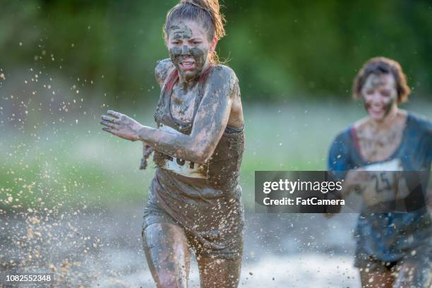 rennen im schlamm - mud run stock-fotos und bilder