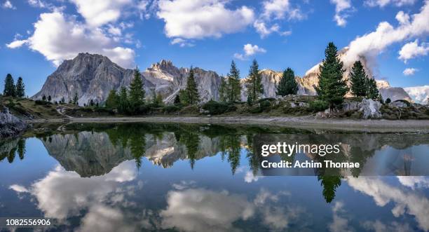 lake limides, dolomite alps, south tyrol, italy, europe - stimmungsvoller himmel fotografías e imágenes de stock