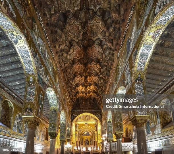 cappella palatina with mosaics and muslim-like carvings on walls, apse and ceiling in palermo, sicily, italy - cappella palatina sicily stock-fotos und bilder