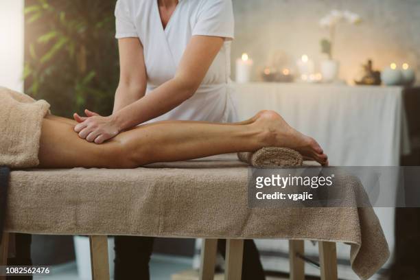 wellness massage - woman legs stockfoto's en -beelden