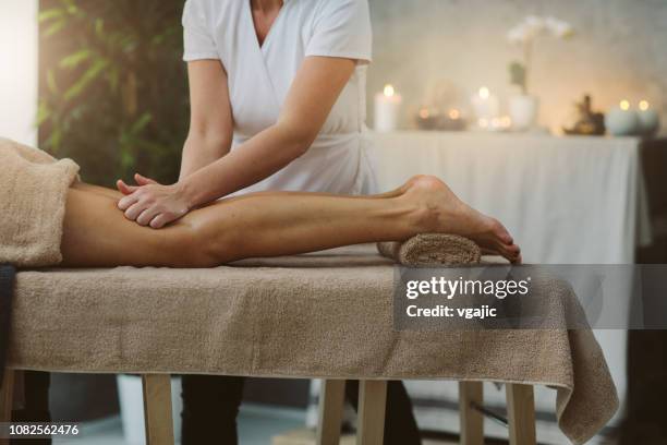 spa massage - health spa imagens e fotografias de stock