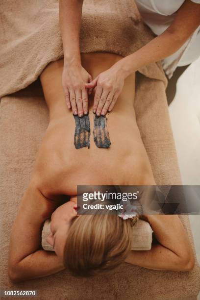 spa-massage - lehm mineral stock-fotos und bilder