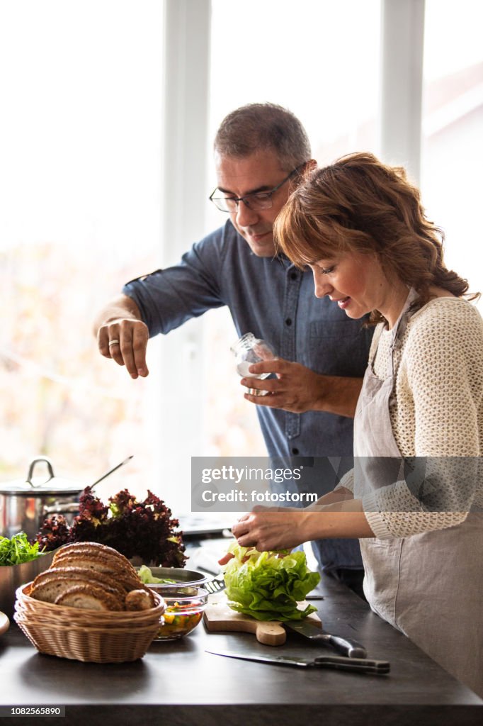 Mann und Frau in der Küche