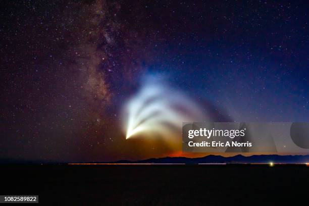 space x falcon 9 launch from the bonneville salt flats - soirée de lancement photos et images de collection