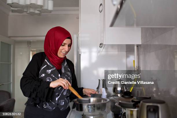 Muslim Cooks Muslim Lady Cooking Photos and Premium High Res Pictures - Getty Images