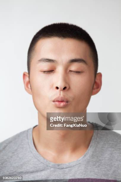 彼の唇をパッカリング中国人男性 - puckering ストックフォトと画像