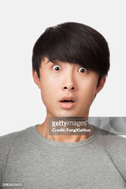 retrato de estudio sorprendido hombre chino - wow face man fotografías e imágenes de stock