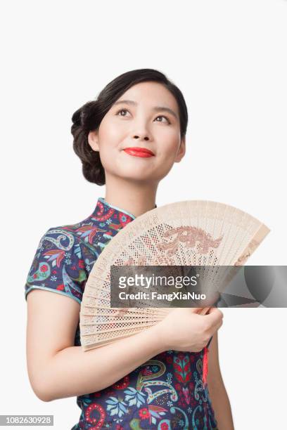 chinesische frau in traditioneller kleidung mit ventilator - fächer stock-fotos und bilder