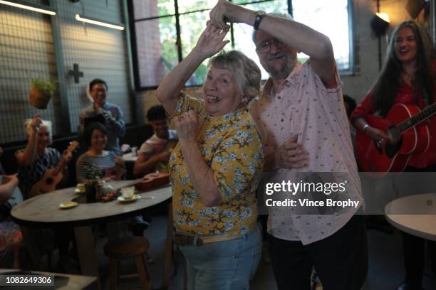 sharing a song with my friends - swing dancing imagens e fotografias de stock