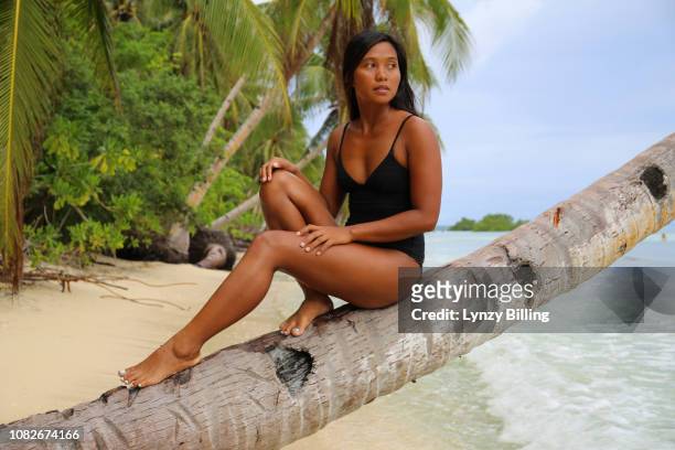 young woman at the beach - hot filipina women stockfoto's en -beelden