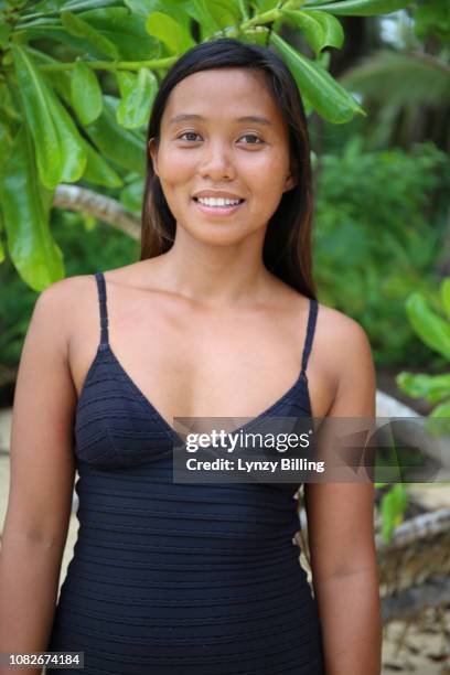 portrait of dark skin woman on the beach - hot filipina women stockfoto's en -beelden