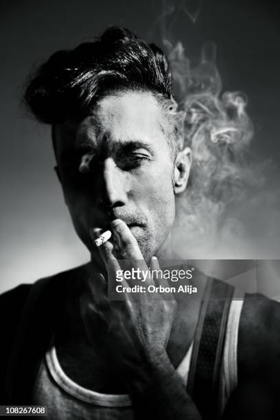 若いロカビリー男喫煙タバコ、ブラックおよびホワイト - rockabilly ストックフォトと画像
