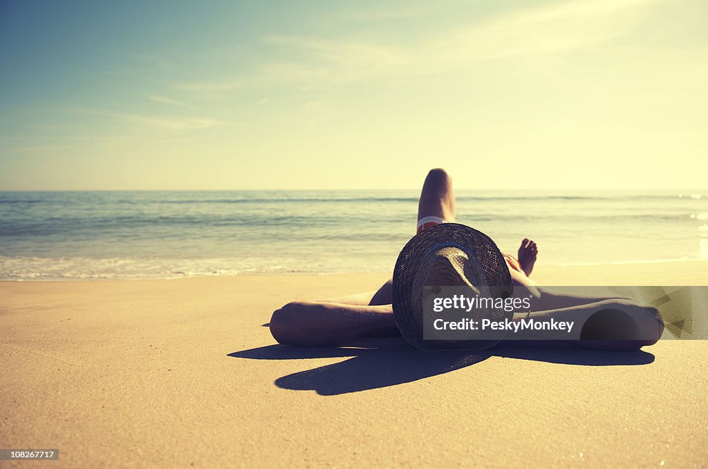 Hombre relajante viaje en la playa tranquila usando sombrero Vintage