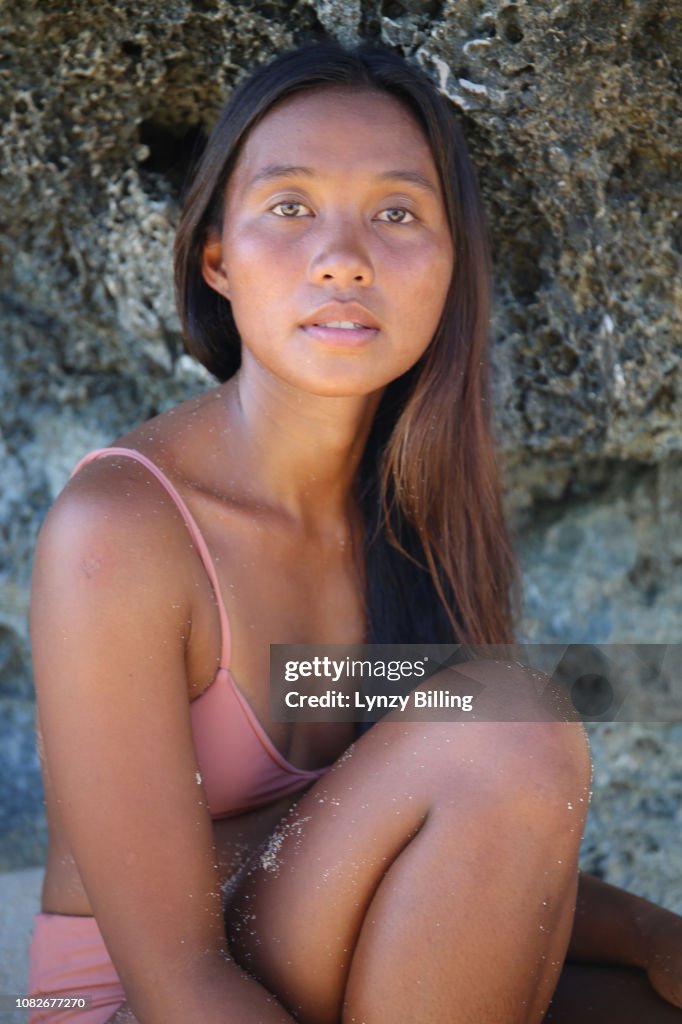 Natural portrait of young dark skin woman at the beach