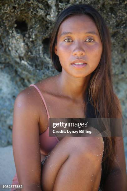 natural portrait of young dark skin woman at the beach - hot filipina women stockfoto's en -beelden