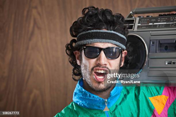 moda dos anos 80 do século xx & 90's com boombox - músico de rock imagens e fotografias de stock