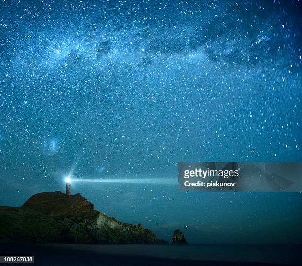 phare dans la voie lactée étoiles - montrer le chemin photos et images de collection
