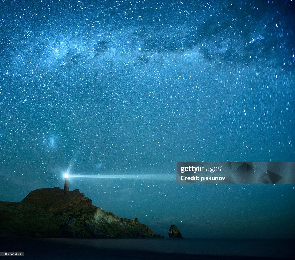 灯台の星空の下で銀河系