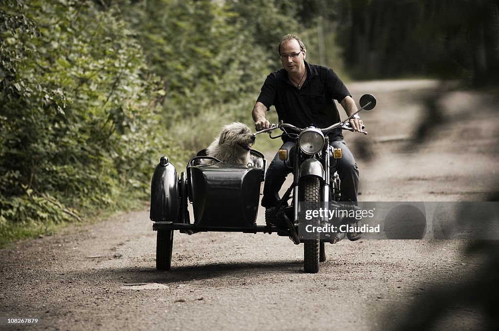 Mann und sein Hund auf Motorrad
