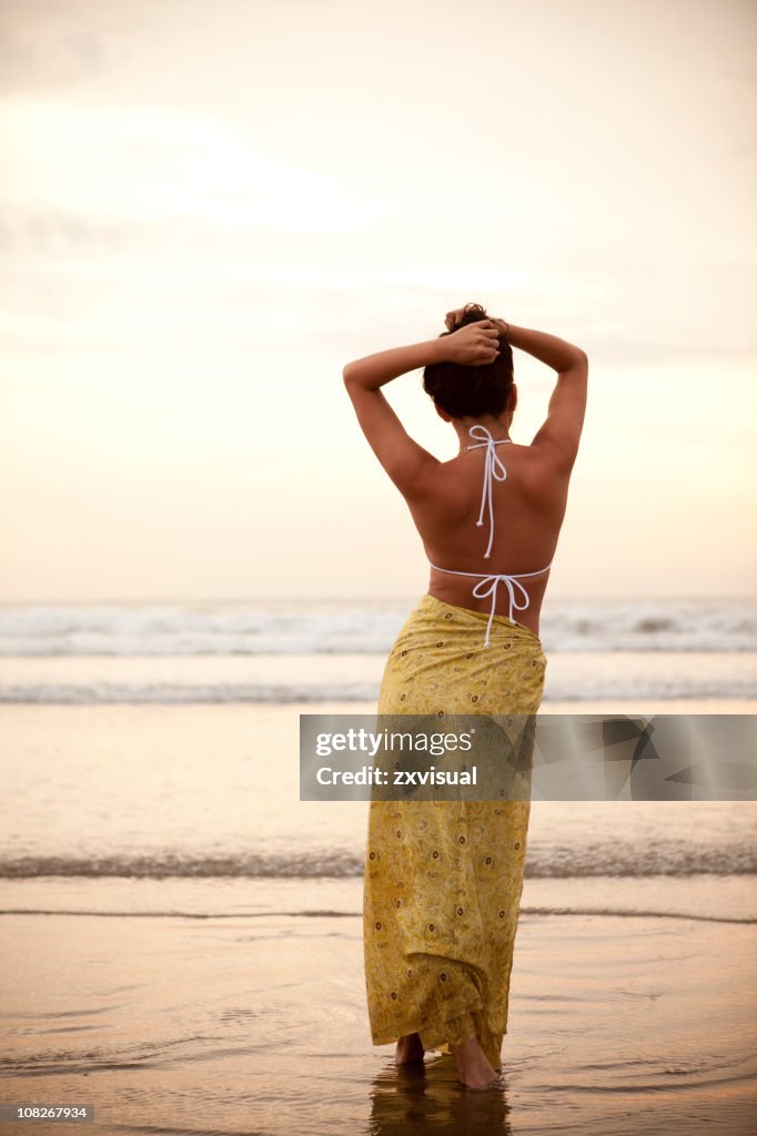 Bali chica en la playa