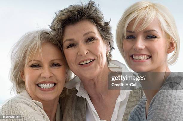 tres generaciones de mujeres - madre e hija belleza fotografías e imágenes de stock