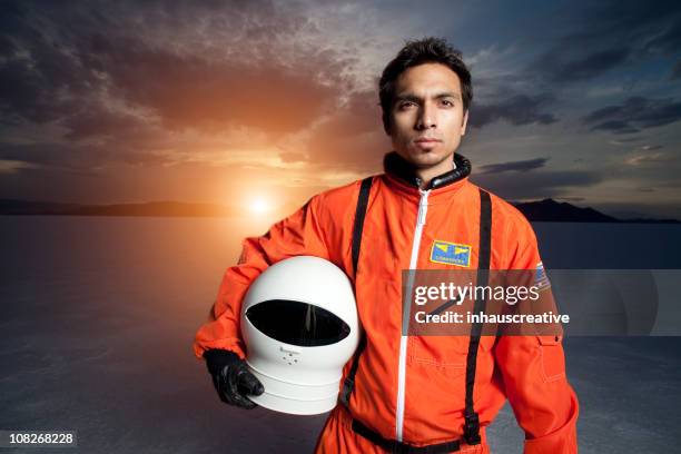 astronaut im raum auf einem fremden planeten - astronaut potrait stock-fotos und bilder