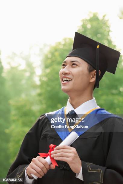 Chinese Spring Graduation Cap 581 Graduates Looking Up Stock Photos, High-Res Pictures, and Images ...