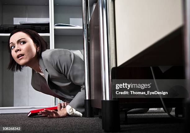 angst im büro - businesswoman under stock-fotos und bilder