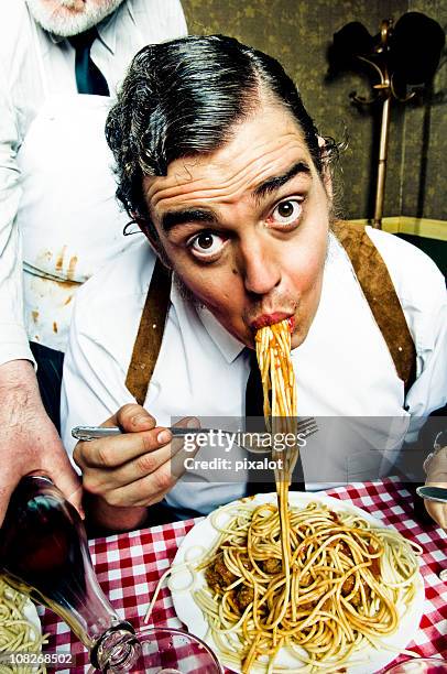 homme mangeant grand plat de spaghetti - mafia food photos et images de collection