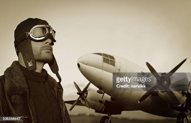 pilote et l'avion - flying goggles photos et images de collection