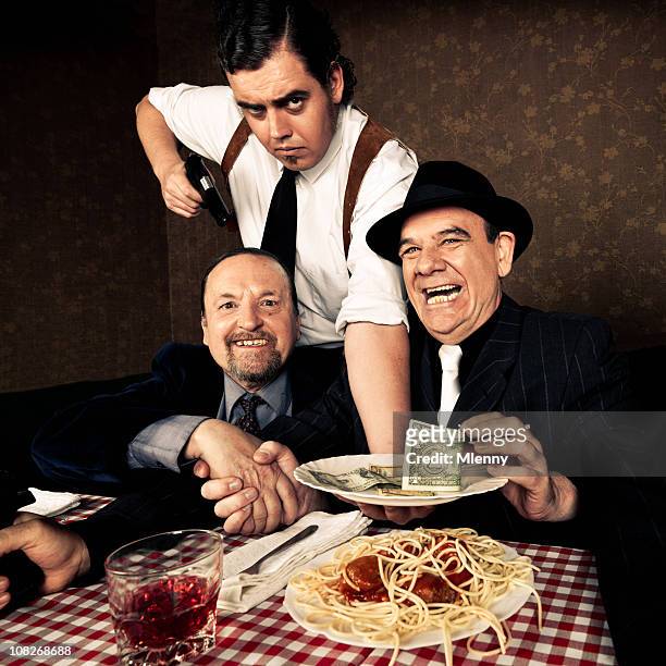 mafia herren-szene in italienisches restaurant - mafia food stock-fotos und bilder