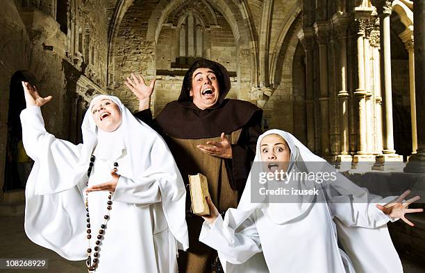 medieval padre e monjas cantar - padre imagens e fotografias de stock