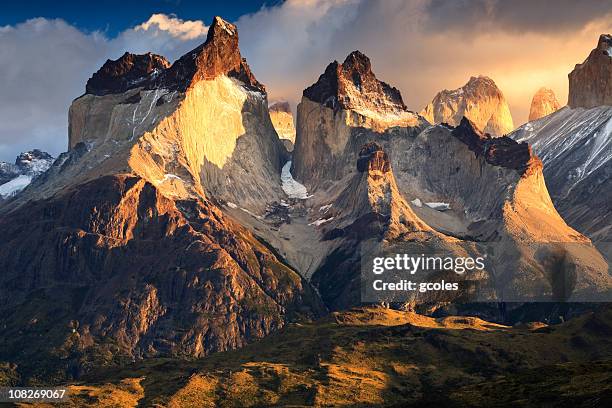 los torres del paine montagna all'alba - torres del paine foto e immagini stock