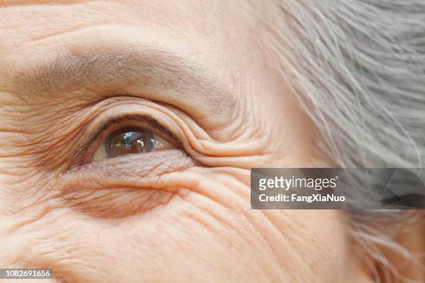 primo sguardo dell'occhio della donna cinese anziana - eyelid foto e immagini stock