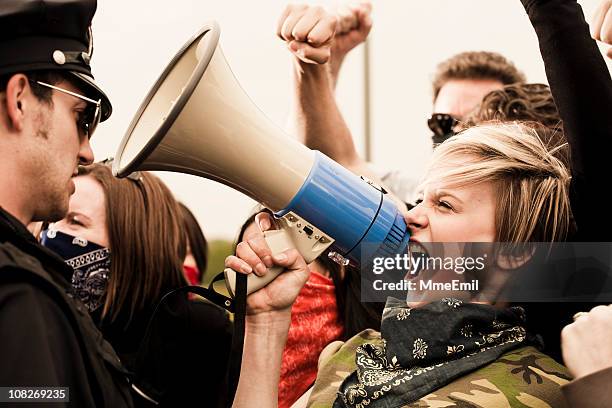 stand up for your rights - activists protests outside of trump tower in chicago stockfoto's en -beelden