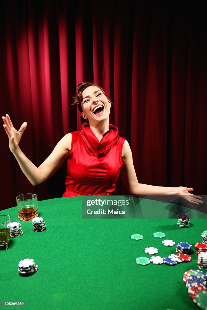 Mulher feliz jogar Pôquer